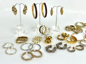 lot 431 image: Variety of Earrings
