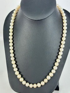 lot 21 image: Pearl Necklace and Bracelet