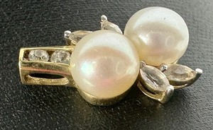 lot 423 image: 10k Gold and Pearl Pendant