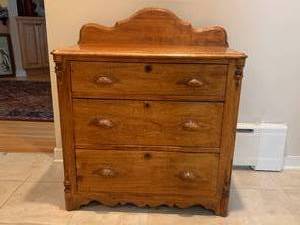lot 24 image: Entryway Hutch and Mirror
