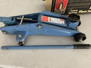lot 48 image: 4000 lb. Hydraulic Floor Jack