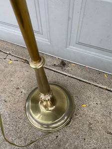 lot 68 image: Brass Floor Lamp