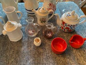 lot 83 image: Teapots and More