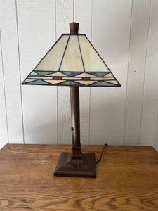 lot 101 image: Mission Style Lamp with Leaded Glass Shade