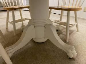 lot 110 image: Painted Round Pedestal Table with 4 Chairs