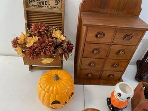 lot 151 image: Miscellaneous Fall Decor