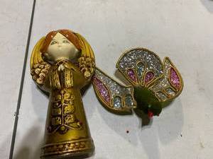 lot 134 image: Vintage and MCM Holiday Ornaments