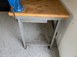 lot 140 image: Wood Topped Metal Workbench with mounted 4 inch vise