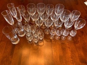 lot 81 image: Variety of Glassware