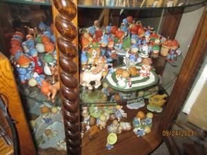 lot 61 image: Massive collection of Enesco figuri...