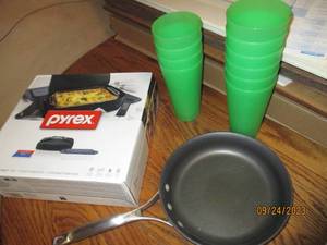 lot 66 image: 4-piece Portable Pyrex set in box, ...