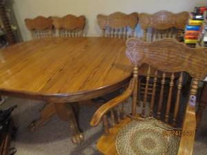 lot 90 image: Heavy Wood Clawfoot Pedestal Table ...