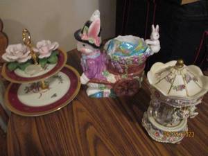 lot 95 image: Household Decor, planter and 2-tier...
