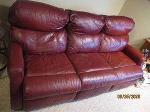 lot 116 image: Leather Flexsteel 3-cushion couch a...