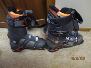 lot 129 image: Size 28 Salomon Ski or Snowboarding...