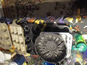 lot 154 image: Assortment of baking pans to make a...
