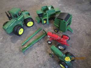 lot 174 image: Box of Larger sized John Deere trac...