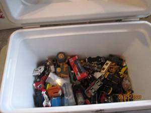 lot 177 image: Coleman cooler with a variety of ho...