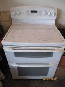lot 189 image: Electric GE Profile glass top stove...