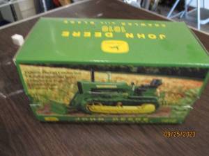 lot 195 image: Ertl 116 scale die cast John Deere...