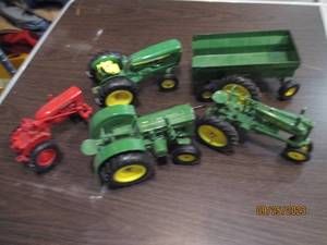 lot 198 image: Assorted die cast John Deere tracto...