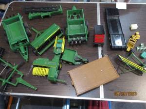 lot 200 image: 116 scale die cast John Deere farm...