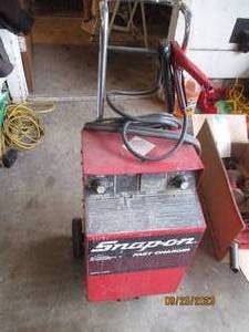 lot 9 image: Fast ChargerJump starter on wheels