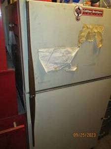 lot 22 image: GE refrigeratorfreezer perfect for shop