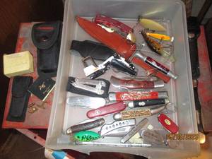 lot 25 image: Fixed blade and pocket knife collection