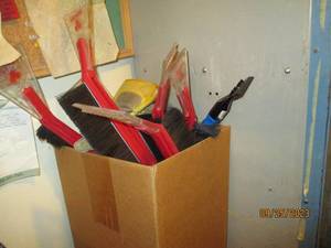 lot 33 image: Box of Assorted ice and snow scrape...