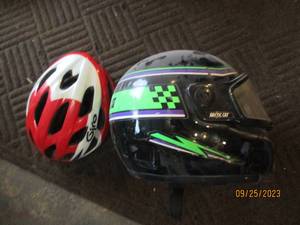 lot 221 image: Arctic Cat Snowmobile helmet and a ...