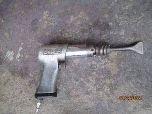 lot 239 image: Snap-On pneumatic air chisel...