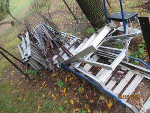 lot 256 image: Pile of aluminum scrap ladders, ste...