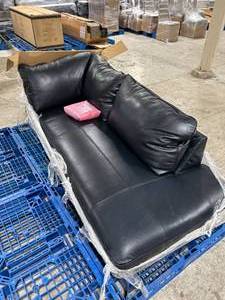 lot 52 image: Macys Leather Chaise Lounger