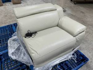 lot 57 image: Macys Leather Bentley Oyster
