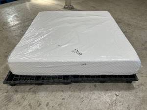 lot 18 image: Sound Sleep 12 Firm Memory Foam King Mattress - Cooling Cover with Cool Gel