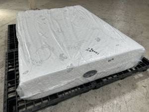 lot 14 image: Sound Sleep Elegance Series 14 Soft Memory Foam Queen Mattress with Removable Cover