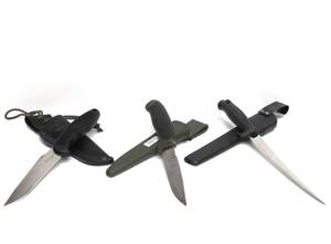 lot 32 image: 3 Assorted Knives wSheaths
