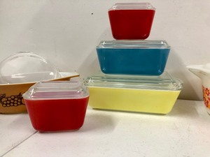 lot 134 image: Nice Lot of Vintage PYREX