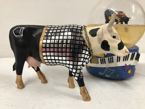 lot 135 image: Group of 3 COW PARADE Figurines