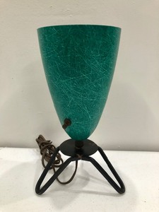 lot 151 image: Mid Century 1950s-60s Fiberglass Hairpin Lamp