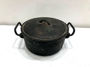 lot 157 image: Small Vintage Cast Iron Dutch Oven