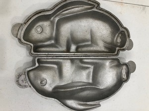 lot 153 image: Large Vintage Cast Aluminum BUNNY CAKE Mold