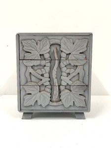 lot 160 image: Vintage 3-Drawer Footed Small Cabinet