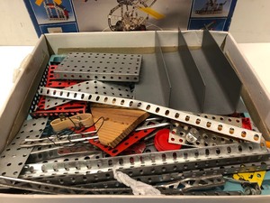 lot 172 image: Popular Mechanics Metal Construction Set