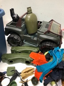 lot 173 image: Large Lot of Vintage Military Toys etc