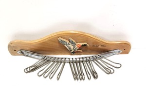 lot 193 image: Vintage 1940s DULUTH, MINN Souvenir Tie Rack wDuck