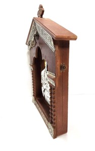 lot 200 image: Nice Looking Vintage Shadowbox Style Religious Icon Artwork
