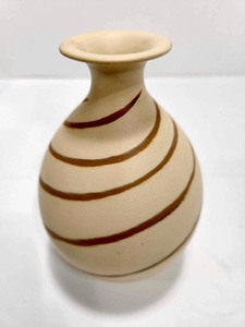 lot 213 image: Signed Vintage 1940s era Japanese Vase wSwirl Design