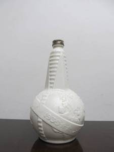 lot 109 image: Original 1939 Worlds Fair Milk Glass World Globe Bottle